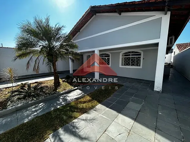 Casa com 360m² 4 quartos e 1 banheiro, à venda, no bairro Jardim Britânia em Caraguatatuba