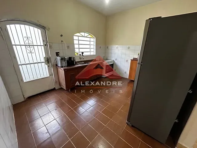 Casa com 360m² 4 quartos e 1 banheiro, à venda, no bairro Jardim Britânia em Caraguatatuba