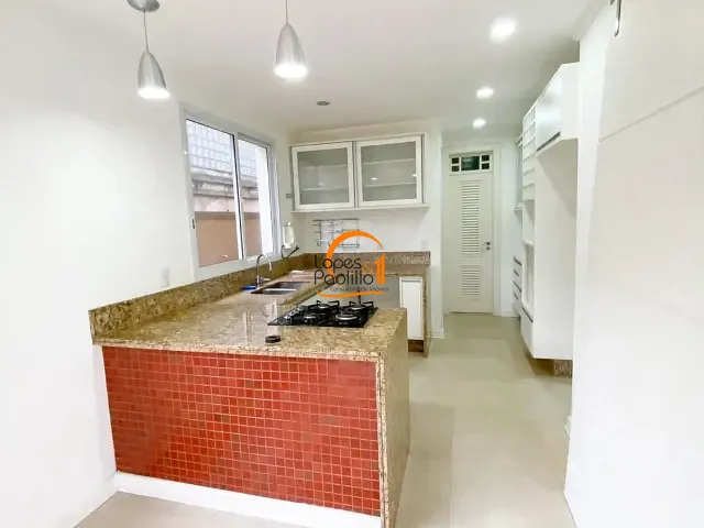 Casa com 400m² 4 quartos e 6 banheiros, para alugar, no bairro Vila Petrópolis em Atibaia