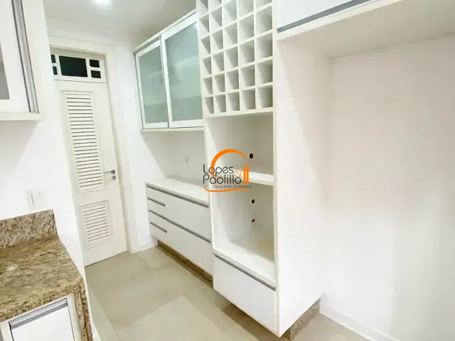 Casa com 400m² 4 quartos e 6 banheiros, para alugar, no bairro Vila Petrópolis em Atibaia