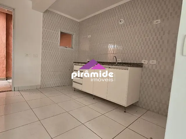 Casa com 75m² 2 quartos e 1 banheiro, para alugar, no bairro Monte Castelo em São José dos Campos