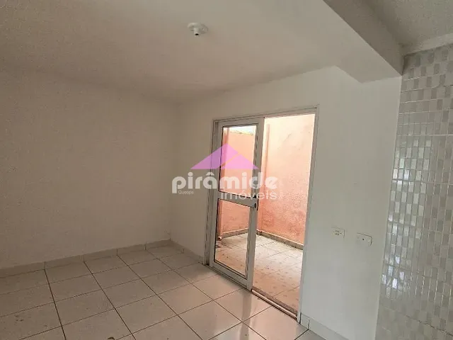 Casa com 75m² 2 quartos e 1 banheiro, para alugar, no bairro Monte Castelo em São José dos Campos