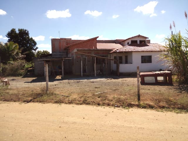 Casa 3 quartos e 2 banheiros, à venda, no bairro Laerte Assunção em Pindamonhangaba