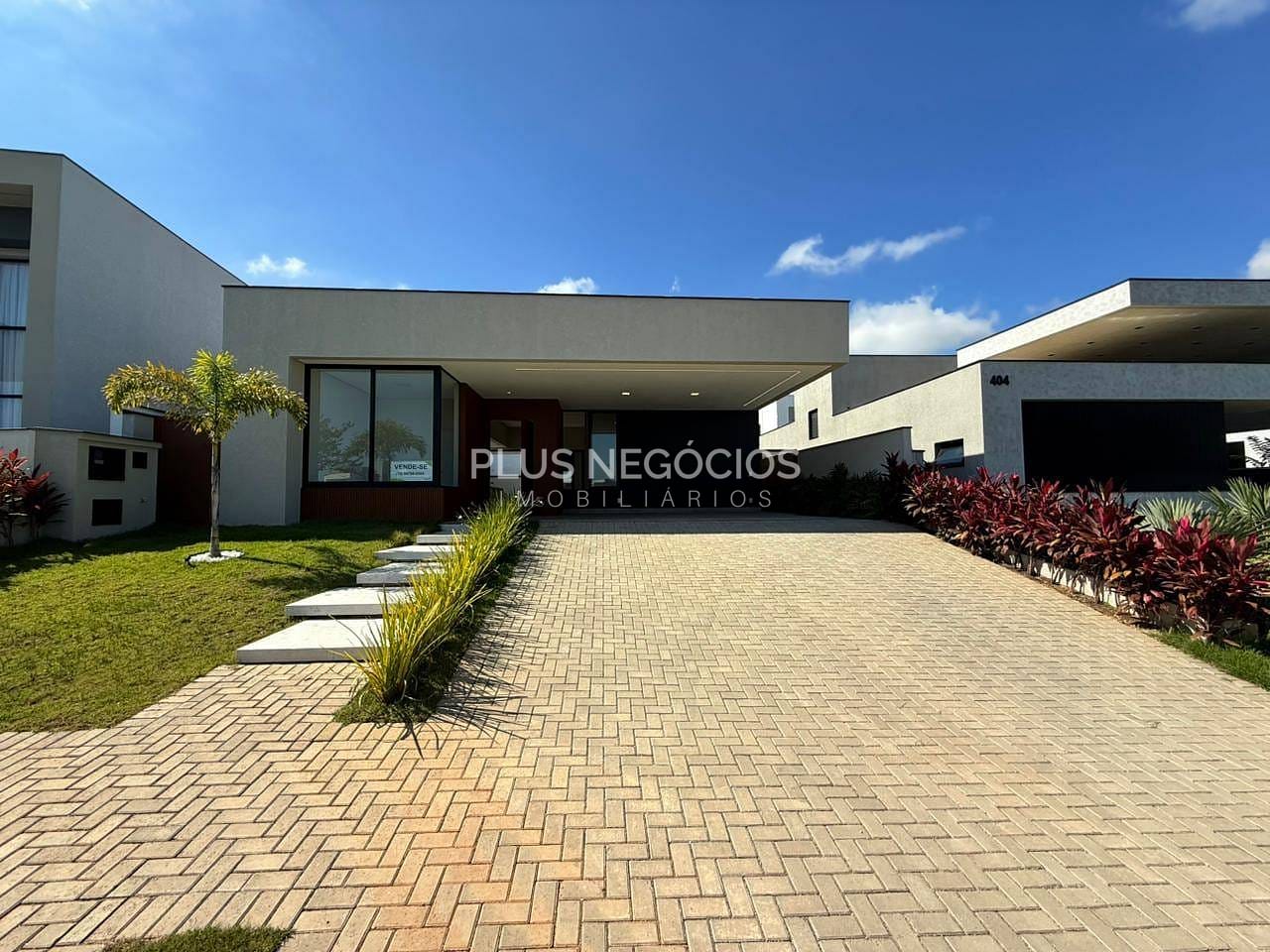 Casa à venda com 3 quartos, 261m² - Foto 1