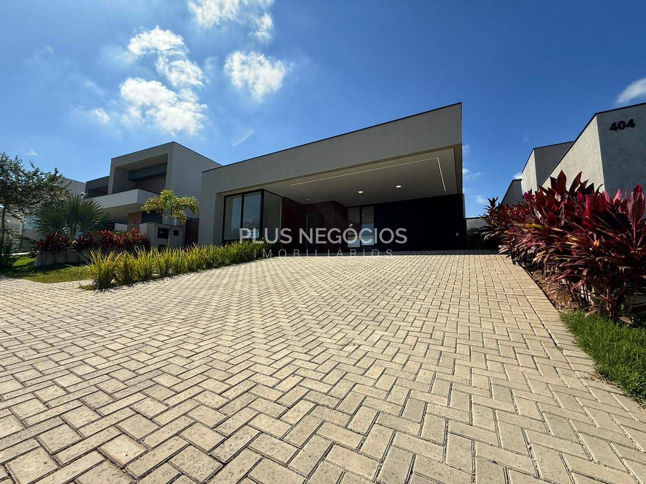 Casa à venda com 3 quartos, 261m² - Foto 2