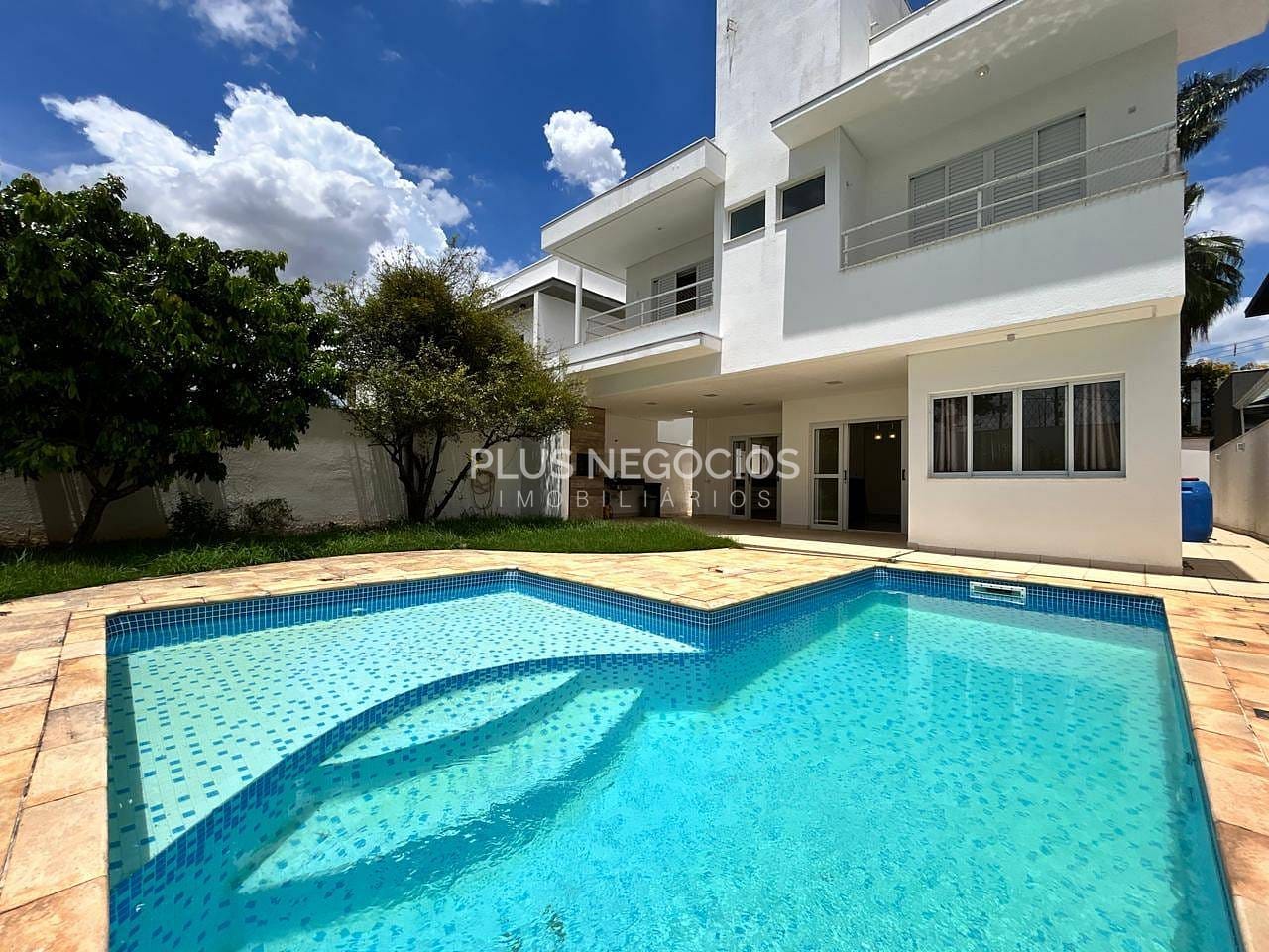 Casa para alugar com 3 quartos, 320m² - Foto 1