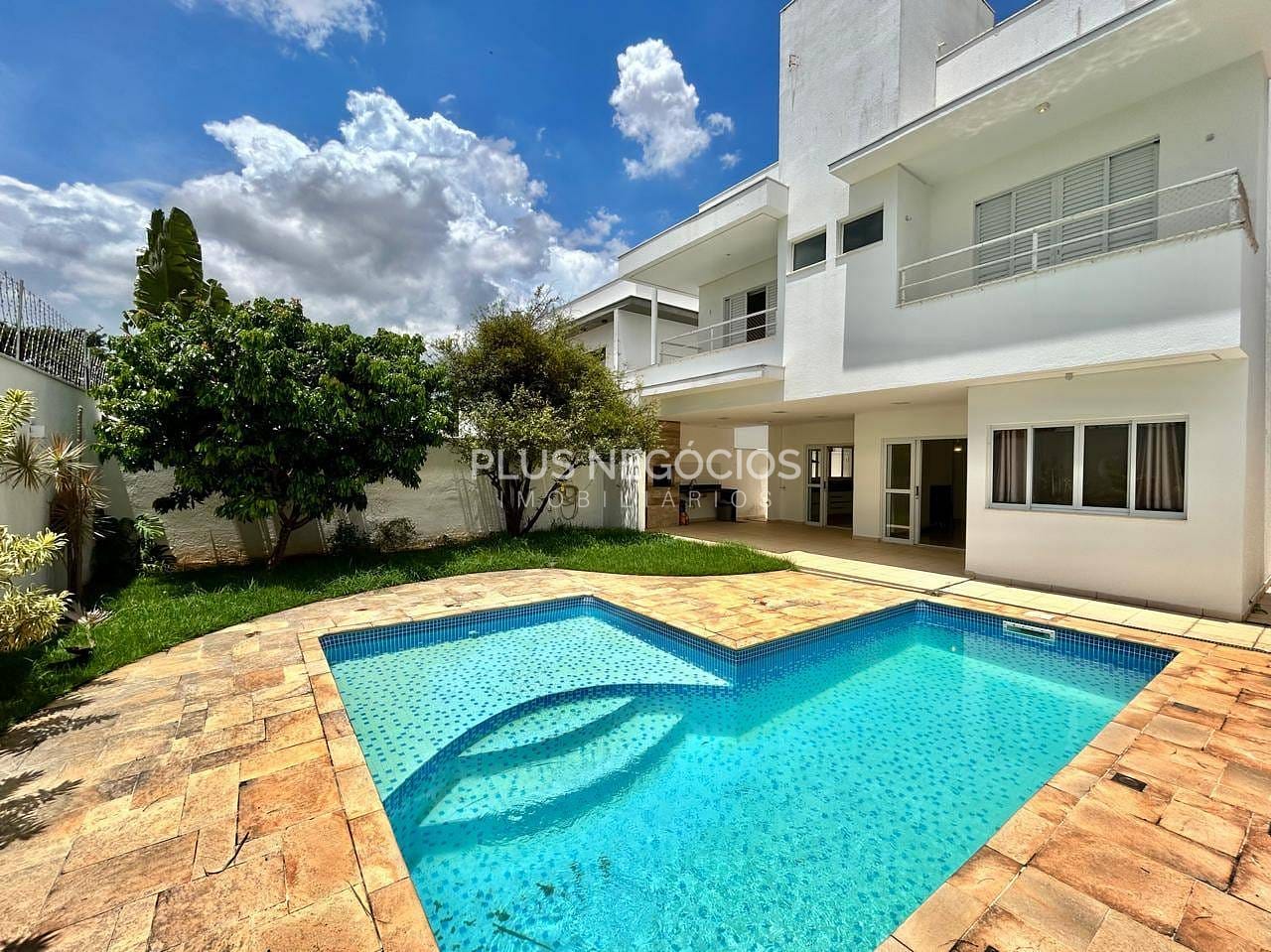 Casa para alugar com 3 quartos, 320m² - Foto 2