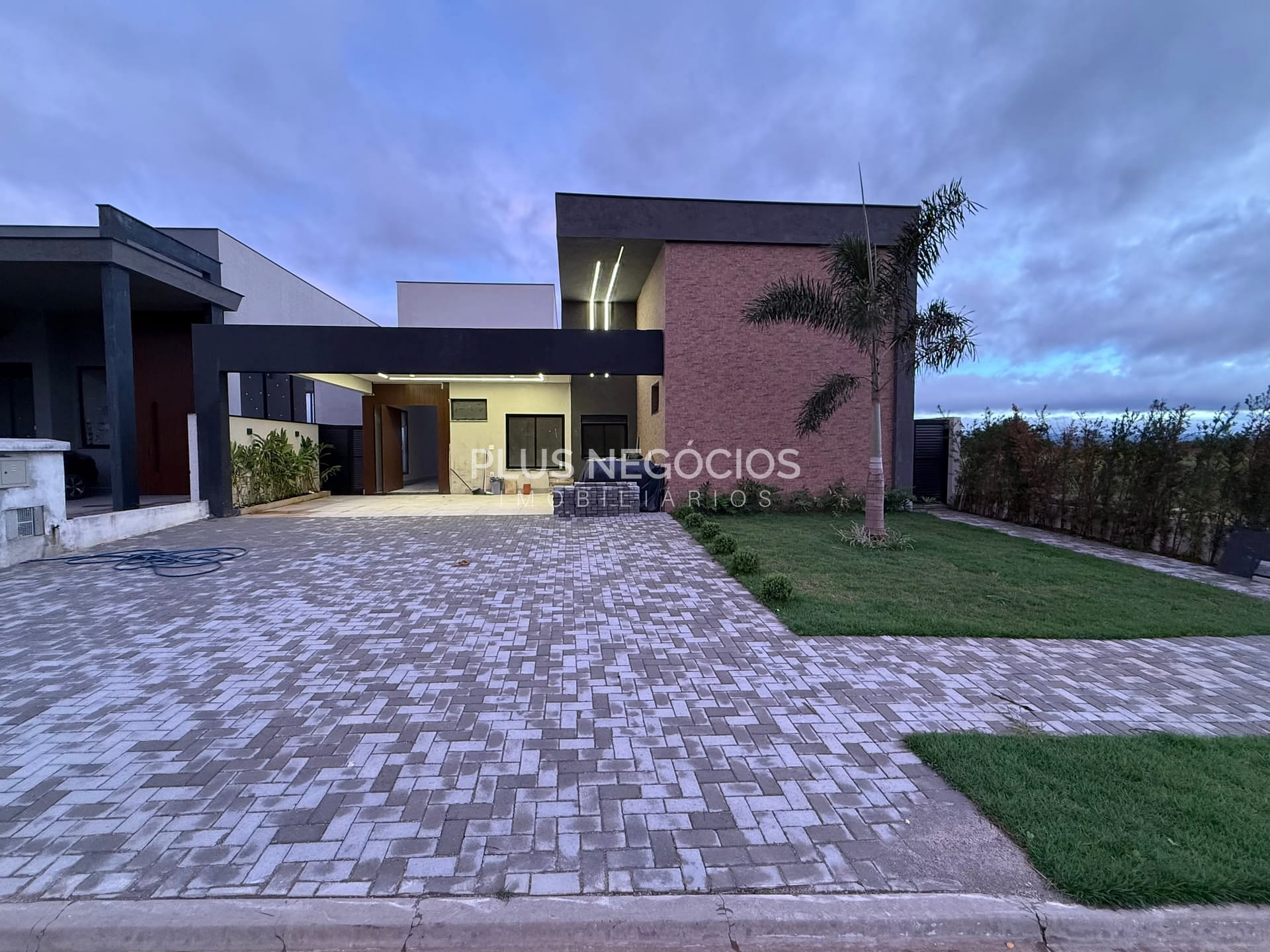 Casa, 4 quartos, 248 m² - Foto 1