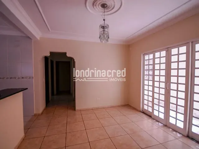 Casa com 250m² 3 quartos e 2 banheiros, à venda, no bairro Parque Leblon em Londrina