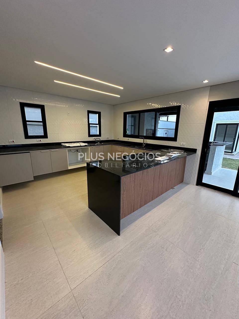 Casa para alugar com 3 quartos, 300m² - Foto 21