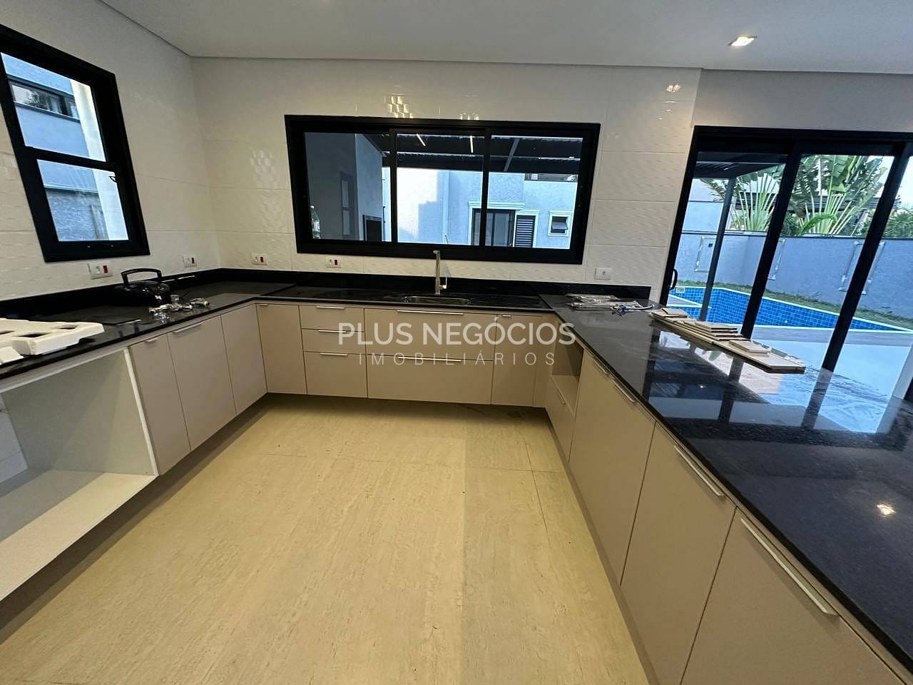Casa para alugar com 3 quartos, 300m² - Foto 18