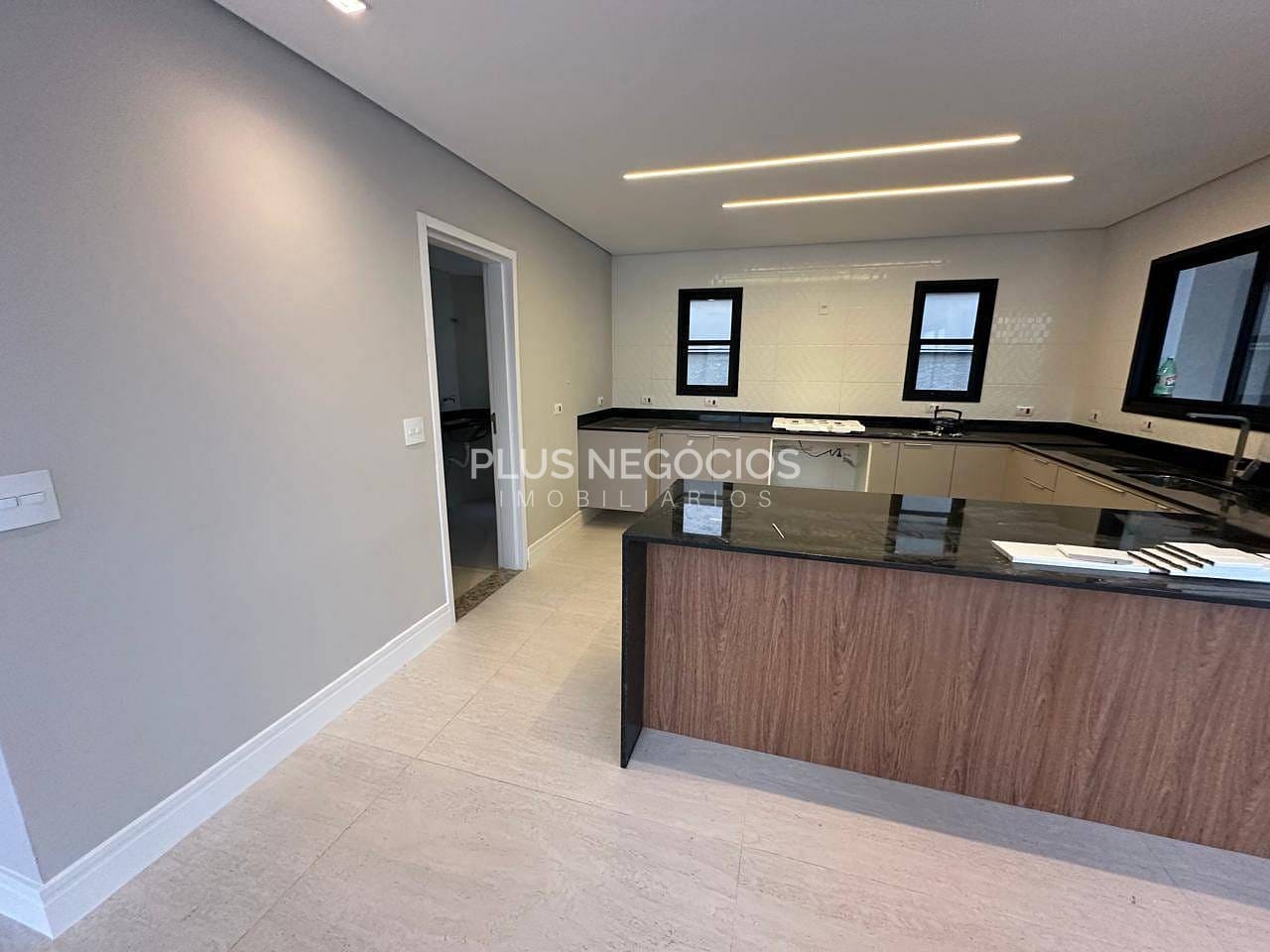 Casa para alugar com 3 quartos, 300m² - Foto 14