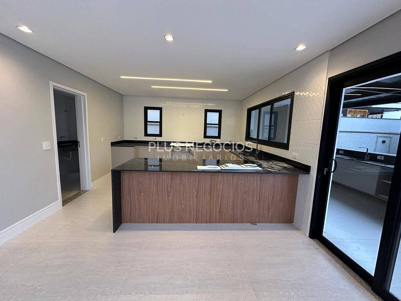 Casa para alugar com 3 quartos, 300m² - Foto 15