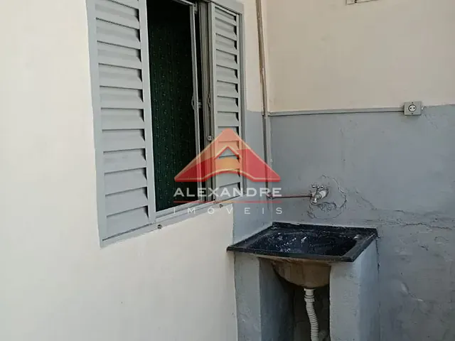 Casa com 300m² 1 quarto e 1 banheiro, para alugar, no bairro Vila Industrial em São José dos Campos