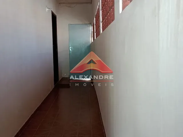 Casa com 300m² 1 quarto e 1 banheiro, para alugar, no bairro Vila Industrial em São José dos Campos
