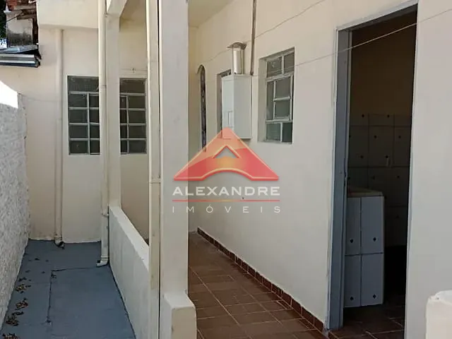 Casa com 300m² 1 quarto e 1 banheiro, para alugar, no bairro Vila Industrial em São José dos Campos