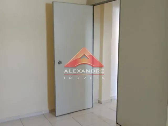 Casa com 300m² 1 quarto e 1 banheiro, para alugar, no bairro Vila Industrial em São José dos Campos