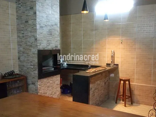 Casa com 300m², à venda, no bairro Conjunto Habitacional Maria Cecília Serrano de Oliveira em Londrina
