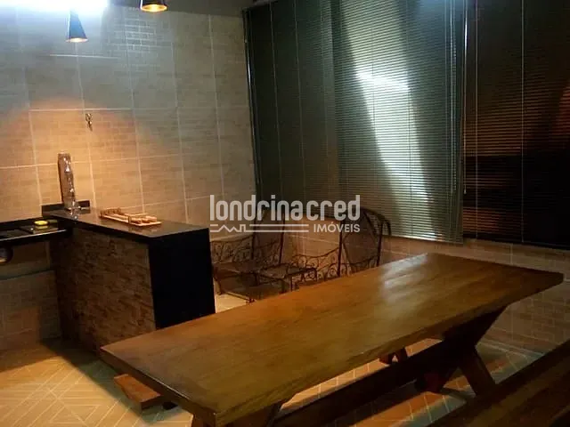 Casa com 300m², à venda, no bairro Conjunto Habitacional Maria Cecília Serrano de Oliveira em Londrina
