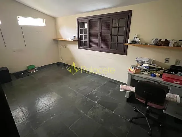 Casa com 821m² 5 quartos e 2 banheiros, à venda, no bairro Jardim das Nações em Taubaté