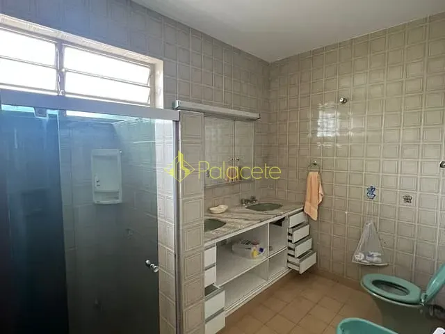 Casa com 821m² 5 quartos e 2 banheiros, à venda, no bairro Jardim das Nações em Taubaté