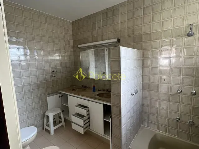 Casa com 821m² 5 quartos e 2 banheiros, à venda, no bairro Jardim das Nações em Taubaté