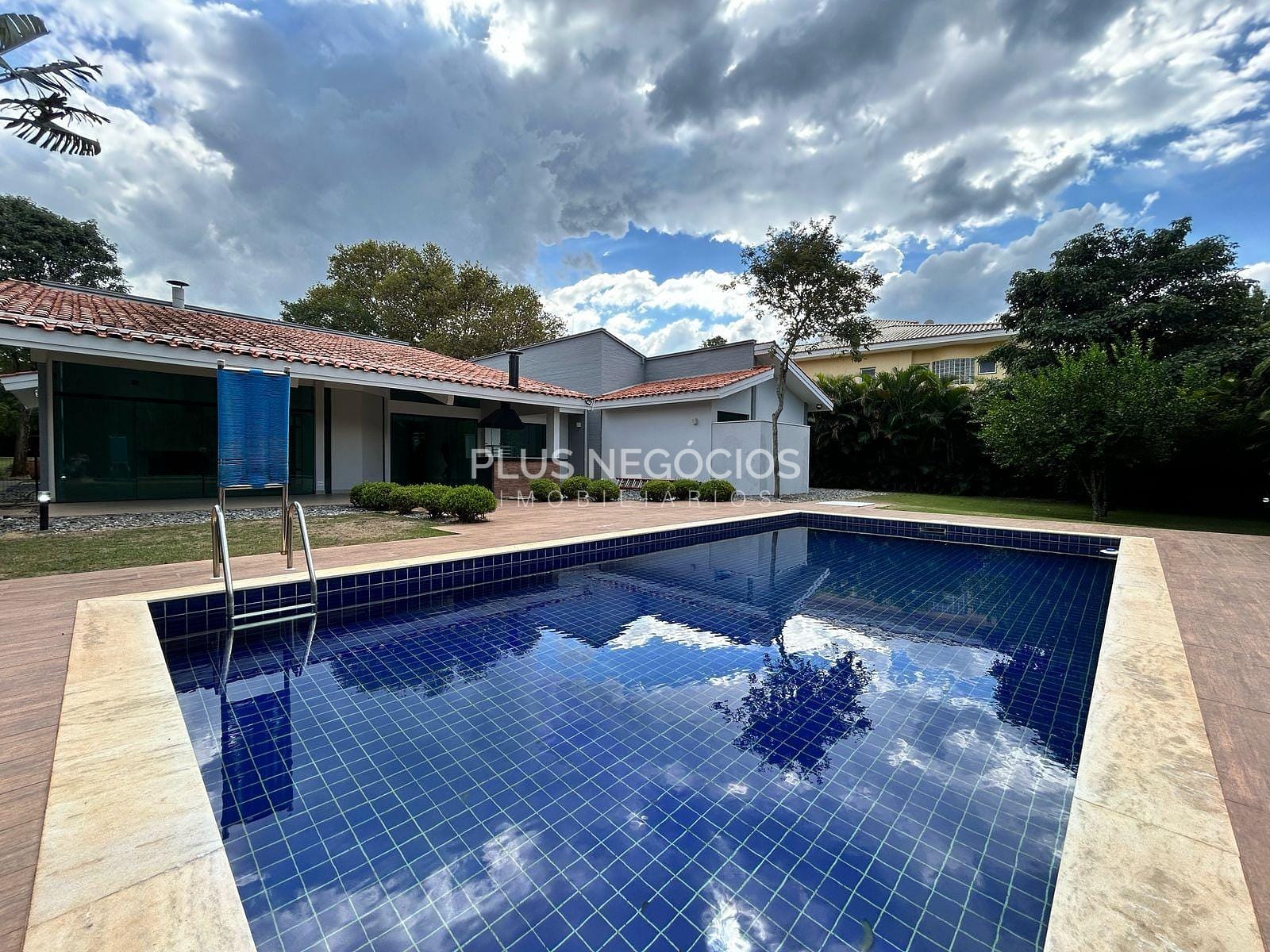 Casa à venda e aluguel com 4 quartos, 500m² - Foto 2