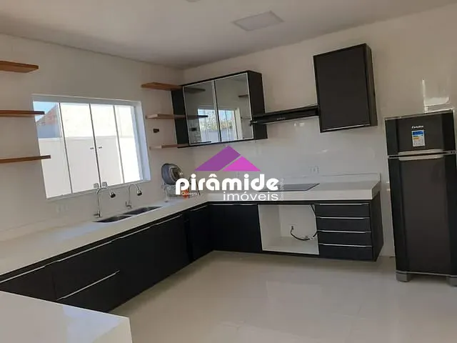 Casa com 250m² 4 quartos e 4 banheiros, à venda, no bairro Massaguaçu em Caraguatatuba