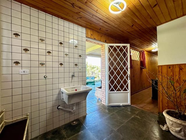 Casa com 1350m² 4 quartos e 3 banheiros, à venda, no bairro Condominio Vale do Sol em Campos Do Jordão