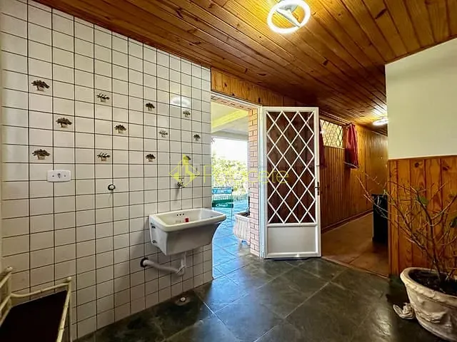 Casa com 1350m² 4 quartos e 3 banheiros, à venda, no bairro Condominio Vale do Sol em Campos Do Jordão