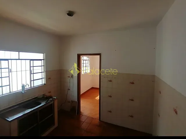 Casa à venda, no bairro Vila Nossa Senhora das Graças em Taubaté