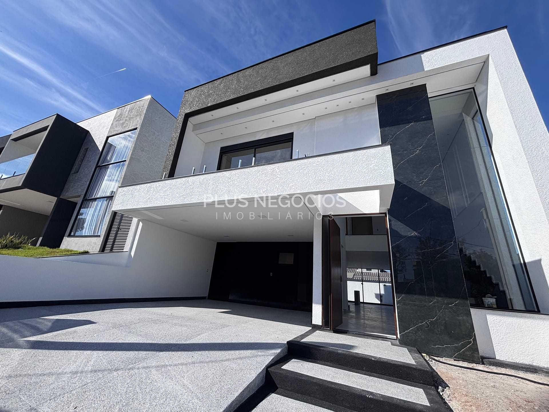 Casa à venda com 3 quartos, 310m² - Foto 2