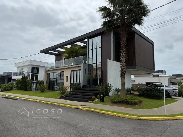 Casa com 452m² 4 quartos e 6 banheiros, à venda, no bairro Santa Regina em Camboriú