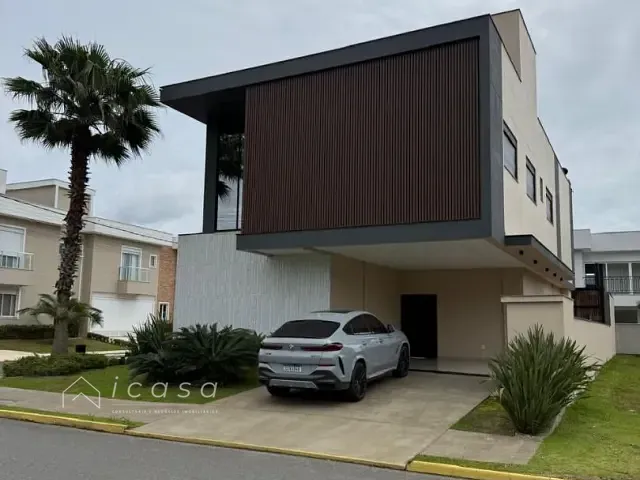 Casa com 452m² 4 quartos e 6 banheiros, à venda, no bairro Santa Regina em Camboriú