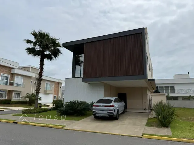 Casa com 452m² 4 quartos e 6 banheiros, à venda, no bairro Santa Regina em Camboriú