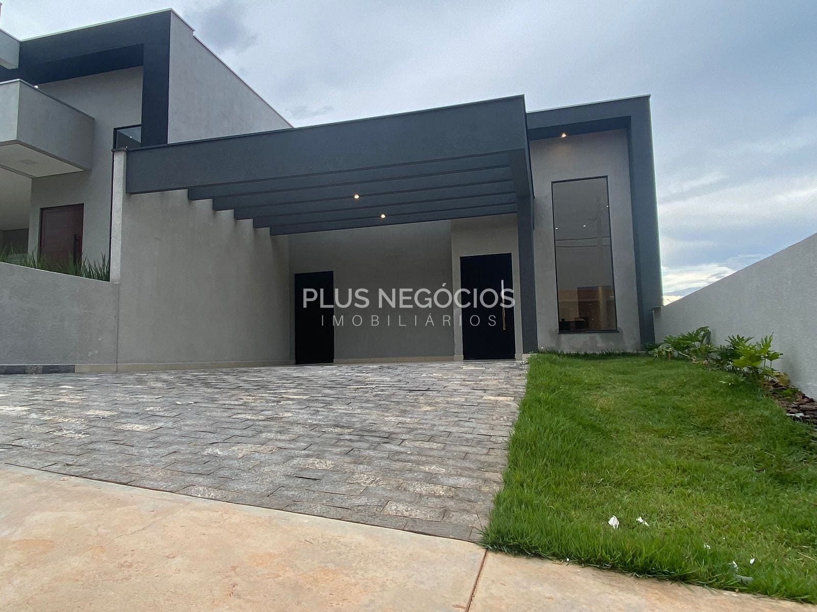 Casa à venda com 3 quartos, 191m² - Foto 1