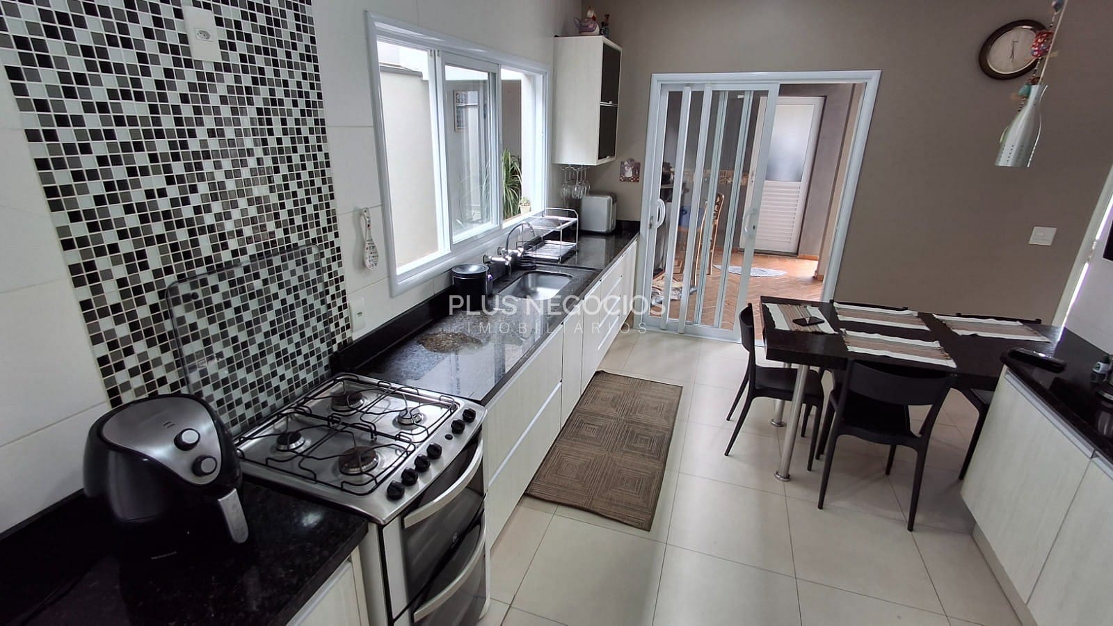 Casa à venda com 3 quartos, 180m² - Foto 11