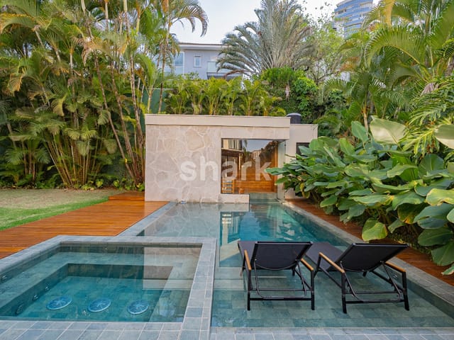 Casa com 560m² 4 quartos e 7 banheiros, à venda ou para alugar, no bairro Alphaville Residencial Um em Barueri