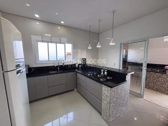 Casa com 1000m² 4 quartos e 5 banheiros, à venda, no bairro Jardim Novo Mundo em Sorocaba