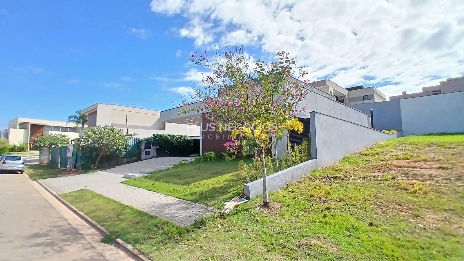 Casa à venda e aluguel com 4 quartos, 260m² - Foto 2