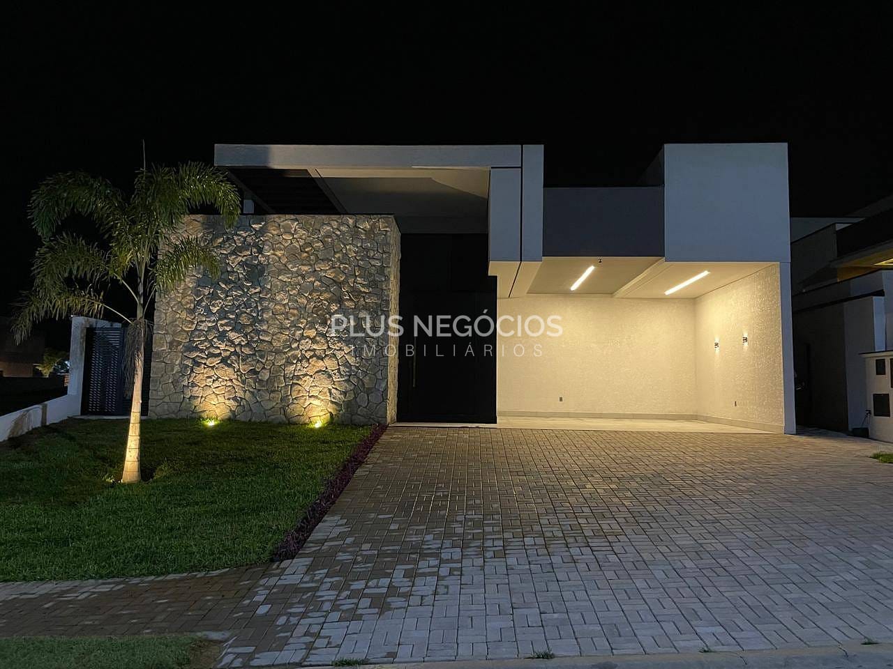 Casa à venda com 3 quartos, 238m² - Foto 1