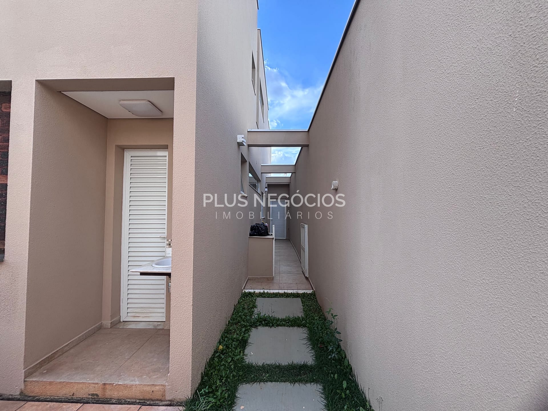Casa para alugar com 3 quartos, 250m² - Foto 24