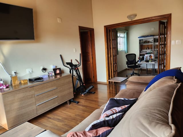 Casa com 270m² 4 quartos e 3 banheiros, à venda, no bairro Santana em Pindamonhangaba