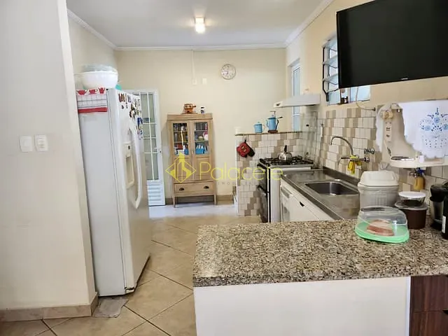 Casa com 270m² 4 quartos e 3 banheiros, à venda, no bairro Santana em Pindamonhangaba
