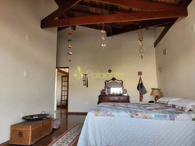 Casa com 270m² 4 quartos e 3 banheiros, à venda, no bairro Santana em Pindamonhangaba