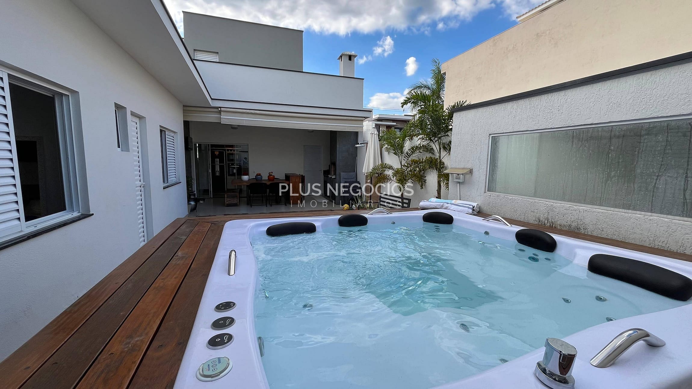 Casa à venda e aluguel com 3 quartos, 170m² - Foto 1