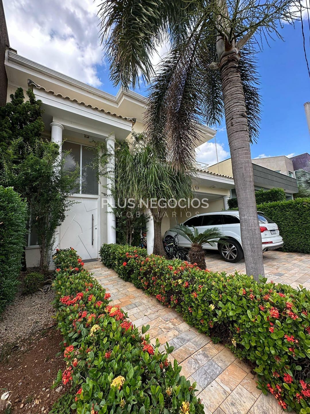 Casa à venda com 3 quartos, 234m² - Foto 1