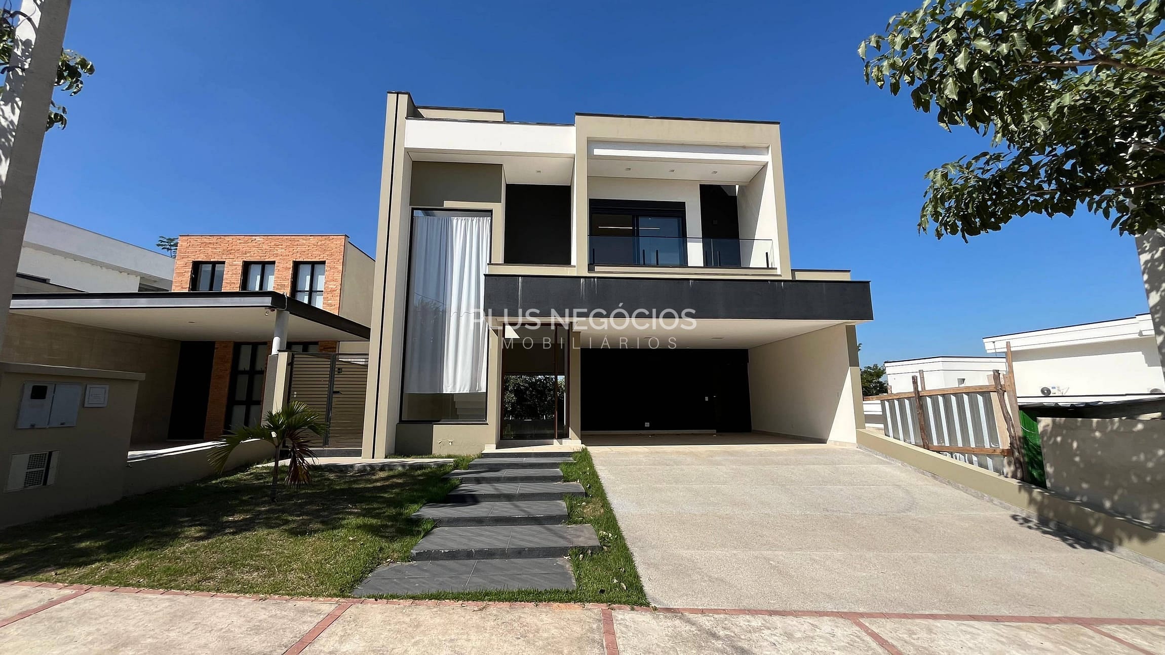 Casa à venda com 4 quartos, 306m² - Foto 1