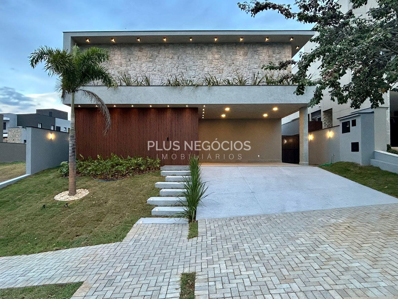 Casa à venda com 3 quartos, 225m² - Foto 2