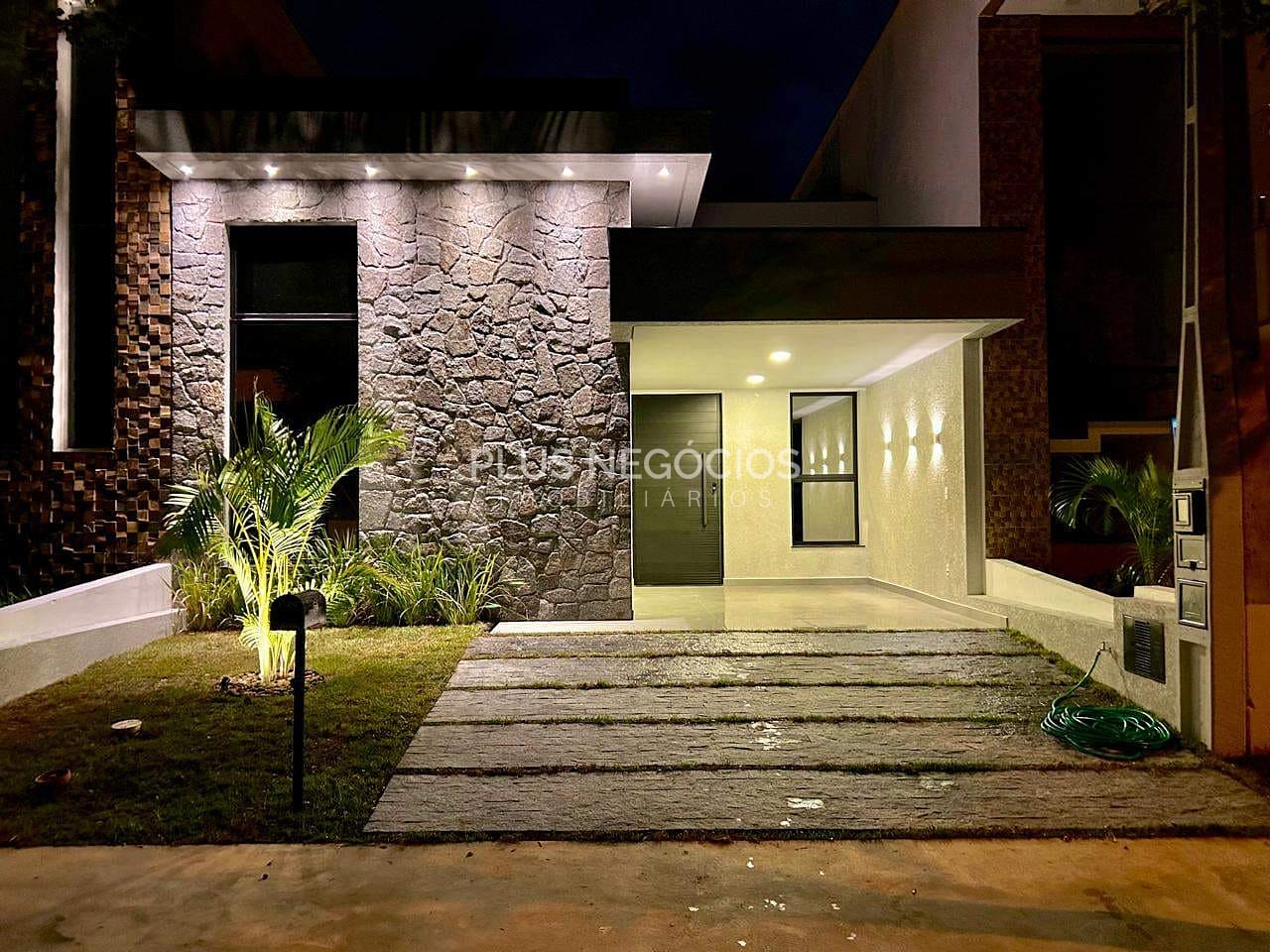 Casa à venda com 3 quartos, 110m² - Foto 1